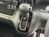 ステアリングから手を離せばすぐそこにある、使い勝手のいいシフトノブです。