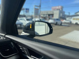 サイドアシスト 走行中にレーダーセンサーが後方の並走車を検出すると、該当する側のドアミラー内側のLED を点灯してドライバーに注意を促します。