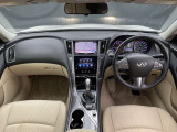 運転席周りになります。内装色はベージュ系です。