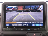 リバース時にはリアカメラにより後方の確認も可能です。「ノーマル・ワイド・トップダウンビュー」の3つから状況に合わせて切り替え可能です。