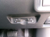 ETC車載器を装備しています。高速道路の料金所もストレスなく通行できます。すっきりとしたビルトインタイプですよ。