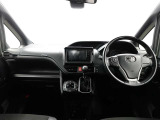 ワイドな視界と運転しやすいインパネ
