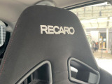 【RECARO製セミバケットシート】人間工学に基づいた面圧分布によって腰への負担や長時間運転時の疲労発生を軽減☆一目でレカロとわかるスポーティなルックスが特徴です。