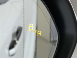 ブラインドスポットモニター装備。隣車線を走る車両を検知。ドアミラーでは確認しにくい後、側方エリアに存在する車両や急接近してくる車両も検知しドアミラーに搭載されたLEDインジケーターが点灯します。