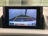 リバースギアに入れるだけで後方の表示へ切り替わります。夜間や雨の日の駐車も楽になりますよ。