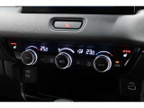 運転席と助手席の温度設定の変更が可能な左右独立タイプのデュアルエアコンです♪♪♪暑がりな人・寒がりな人も誰もが車内を快適にお過ごしいただけます♪♪♪