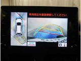 【パノラマモニター】に搭載した4つのカメラにより、車を真上から見ているような映像を表示。運転席から確認しにくい車両周囲の状況を把握できます。