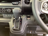 運転席周辺のスマートなレイアウトが、操作のしやすさを実現。快適なドライブをサポートします。手元で操作ができる、電子制御パーキングブレーキ。