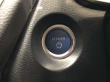 エンジンスタートスイッチです。キーが車内にあれば、エンジンの始動や停止はスイッチを押すだけ!キーを取り出す手間を省き、ワンプッシュで操作できるので簡単でスムーズです。