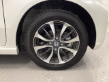 かっこいい【アルミホイール】を履いていますので、足元を引きしまっていますね。