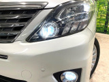 【HIDヘッドライト】非常に明るく前方を照らしてくれるので、悪天候や夜間の走行時も視界良好で安心してお乗りいただけます。