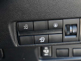 運転席の右側にはアイドリングストップ、ハンズフリーオートスライドドア等のスイッチがあります。