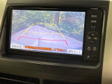 【バックカメラ】駐車時に後方がリアルタイム映像で確認できます。大型商業施設や立体駐車場での駐車時や、夜間のバック時に大活躍!運転スキルに関わらず、今や必須となった装備のひとつです!