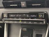 デュアルエアコンとは、運転席と助手席で、個別に温度設定ができる機能です。気温の感じ方は、人それぞれ違うもの。乗る人に優しい機能ですね。