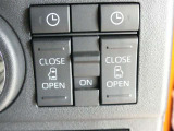 電動スライドドアのスイッチで車内からもスライドドアの開閉ができます。イージークローザー機能で半ドアになることも防止してくれます。