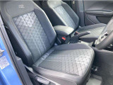 R-Line専用デザインのスポーツコンフォートシートは、欧州車らしく硬めのセッティングで、長距離でも快適に運転できます。