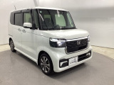 狭い駐車場でも、スライドドアならチャイルドシートへのお子さまの乗降や荷物の積載もスムーズ。とても便利な【助手席側。電動スライドドア】ドアハンドを少し引くだけでリアドアが自動開閉します。
