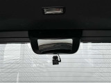 バックドア上方のミラーで室内から車両後ろの下方状態を確認することができます!