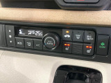 【オートエアコン】一度お好みの温度に設定すれば、車内の温度を検知し風量や温度を自動で調整。暑い&hellip;寒い&hellip;と何度もスイッチ操作をする必要はありません。快適な車内空間には必須の機能ですね♪