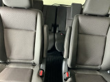 車外に出なくても運転席から3列目シートまで移動が可能です。子育てや荷物が多いときなど利便性が高いです