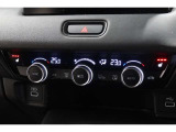 運転席と助手席の温度設定の変更が可能な左右独立タイプのデュアルエアコンです♪♪♪暑がりな人・寒がりな人も誰もが車内を快適にお過ごしいただけます♪♪♪