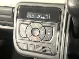 【オートエアコン】一度お好みの温度に設定すれば、車内の温度を検知し風量や温度を自動で調整。暑い&hellip;寒い&hellip;と何度もスイッチ操作をする必要はありません。快適な車内空間には必須の機能ですね♪