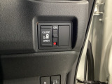 【助手席側パワースライドドア】です。リモコンや運転席のスイッチ操作で楽々自動開閉。