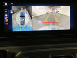 【全方位型モニター】クルマを上空から見下ろしているかのように、直感的に周囲の状況を把握できる全方位型モニター。狭い場所での駐車でも周囲が映像で確認できます。