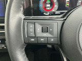 ナビの音量など車両情報を手元で操作できるハンドルスイッチ付き。