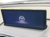 【10.25インチマツダコネクト】車内の雰囲気にマッチした大型ディスプレイ。スマホ接続でのナビ使用やBluetooth再生等、様々な機能が楽しめます。直感的なダイヤル操作が可能で、使い勝手も良好です。