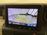 リバースギアに入れるだけで後方の表示へ切り替わります。夜間や雨の日の駐車も楽になりますよ。