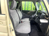 運転席まわりには十分なスペースがあり、大柄な方でもゆったり運転していただける環境です。