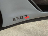 FORD製2L直噴ターボエンジン搭載で250馬力。インボードサスペンションが走りの質を確信させる。誇り高きブリティッシュスポーツの原点と最先端技術の集約が、信じられない走りを現実のものとした。孤高のマシンZENOS