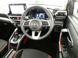 【運転席まわり】・・・ハンドルやシートなども隅々までクリーニング済み。キレイな車内でドライブがより一層快適にお楽しみいただけると思います。