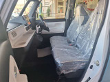 運転席助手席はゆとりがあります★ 足元も大変広々しております。