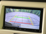 【バックカメラ】駐車時に後方がリアルタイム映像で確認できます。大型商業施設や立体駐車場での駐車時や、夜間のバック時に大活躍!運転スキルに関わらず、今や必須となった装備のひとつです!