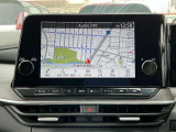 一枚岩のようなデザインのメーカーオプションナビは9インチの大画面に加えて、Bluetooth接続・HDMI端子・Apple CarPlayワイヤレス接続・スマホのワイヤレス充電など多数の機能が満載です!!