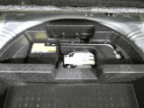 パンク修理剤とエアーポンプのセットです。スペアタイヤは装備していませんが空いたスペースを小物入れとして使用できます
