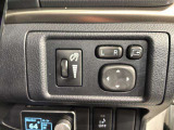 狭い駐車場で便利な電動格納ドアミラーが付いています。