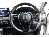 運転中もハンドルでの操作が可能です。特に高速道路等の目が離せない運転時には、便利さだけでなく、安全性も兼ね備えております。