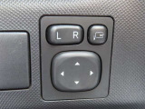 日本の駐車場は幅が広くないところが多くて、乗り降りが大変だったりしますよね。電動ミラーがあれば、室内でミラーをたためるので、駐車するときも便利ですね。
