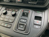 エレクトリックギアセレクターです!ボタン式のシフトで運転席周りがすっきりしています!