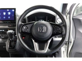 運転中もハンドルでの操作が可能です。特に高速道路等の目が離せない運転時には、便利さだけでなく、安全性も兼ね備えております。