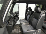 【清潔感のある運転席】専用のクリーナーでシートや内装を丁寧に清掃しました。目立つシミもなく、深呼吸したくなるような爽やかな空間で、毎日の運転を心地よくスタートしていただけます。