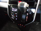 インパネシフトだから視線の移動も少なく足元もスッキリ♪運転席もゆったりしているのでゆとりを持ってドライブできますね!
