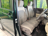 運転席まわりには十分なスペースがあり、大柄な方でもゆったり運転していただける環境です。