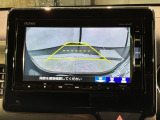 リバースギアに入れるだけで後方の表示へ切り替わります。夜間や雨の日の駐車も楽になりますよ。