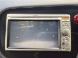 【バックカメラ】ギアをリバースに入れれば自動的にモニターが切り換わるので、車庫入れや後退確認がラクラク OKです!