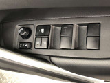 パワーウィンドのスイッチです。運転席に座りながら、助手席や後席の窓を開け閉めできるので大変便利ですよ。