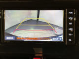 リバースギアに入れるだけで後方の表示へ切り替わります。夜間や雨の日の駐車も楽になりますよ。
